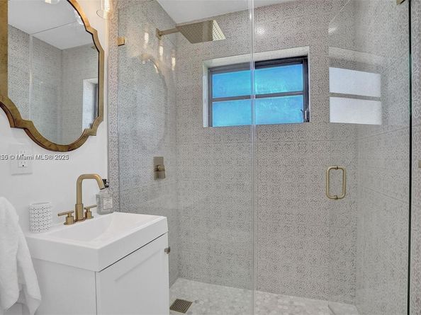 110 SW 5th St, Hallandale Beach FL 33009