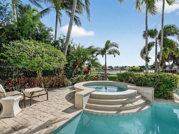 678 Hermitage Cir, Palm Beach Gardens FL 33410