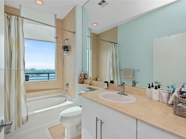 325 S Biscayne Blvd LPH26, Miami FL 33131