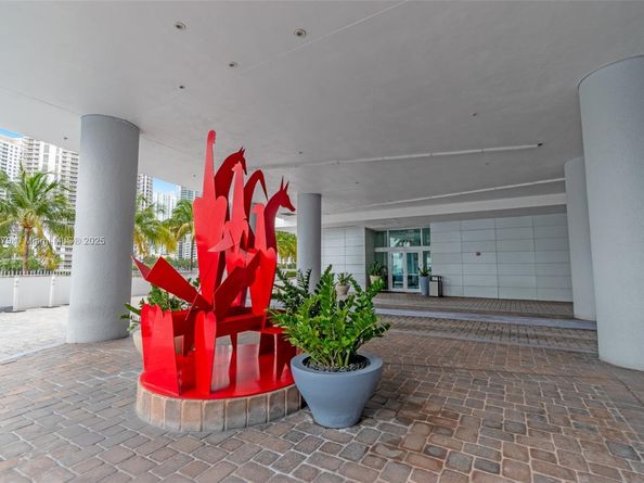 325 S Biscayne Blvd LPH26, Miami FL 33131