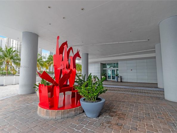 325 S Biscayne Blvd LPH26, Miami FL 33131