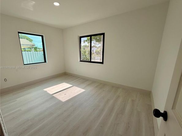 3527 NW 17th St, Miami FL 33125