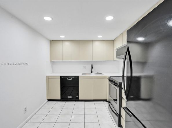 2500 Parkview Dr 1811, Hallandale Beach FL 33009
