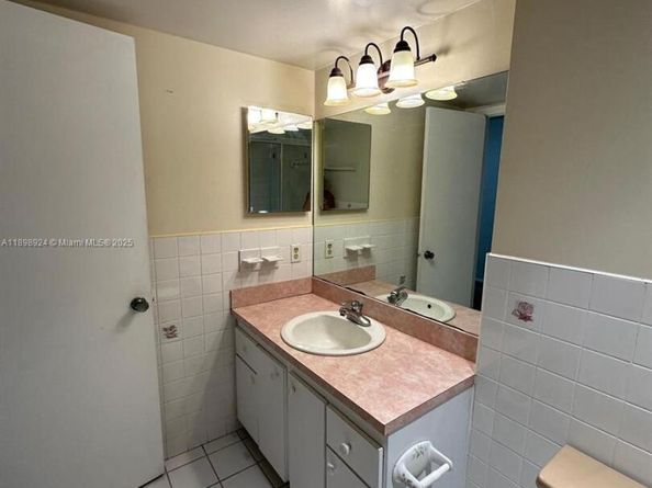 2051 NW 46th Ave F102, Lauderhill FL 33313