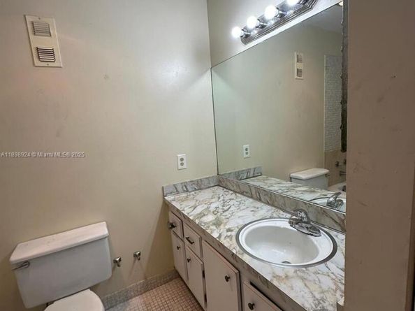 2051 NW 46th Ave F102, Lauderhill FL 33313