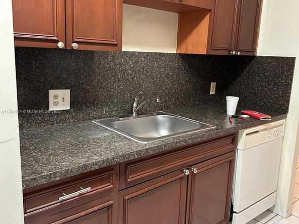 2051 NW 46th Ave F102, Lauderhill FL 33313