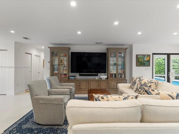 2180 Alamanda Dr, North Miami FL 33181