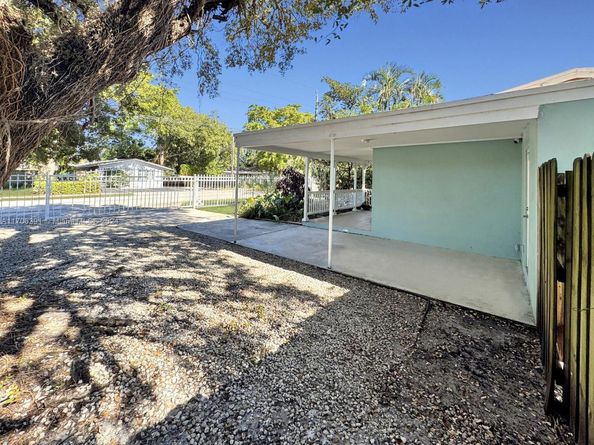 1820 SW 11th Ct, Fort Lauderdale FL 33312