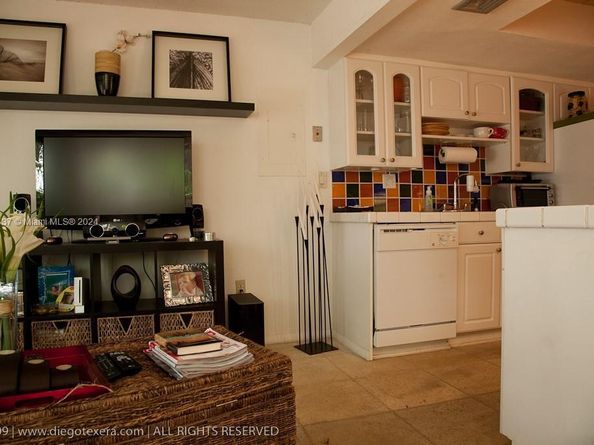 3042 SW 27 Av 8, Miami FL 33133