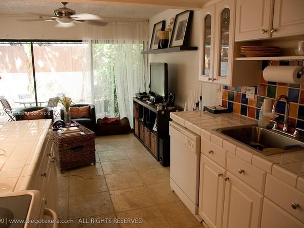 3042 SW 27 Av 8, Miami FL 33133