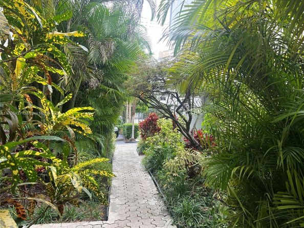 3042 SW 27 Av 8, Miami FL 33133