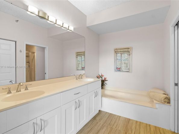 3530 Mystic Pointe Dr 102, Aventura FL 33180