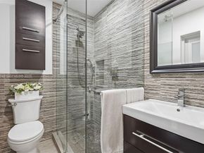 2485 NE 214th St, Miami FL 33180