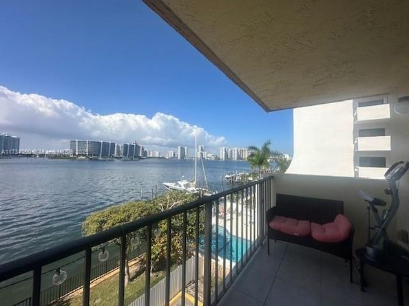 17878 N Bay Rd 307, Sunny Isles Beach FL 33160