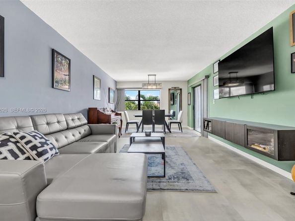 220 Lakeview Dr 308, Weston FL 33326