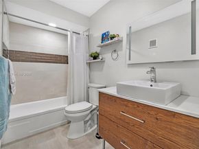 220 Lakeview Dr 308, Weston FL 33326