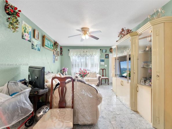 427 NW 84th Ter 427, Miami FL 33150