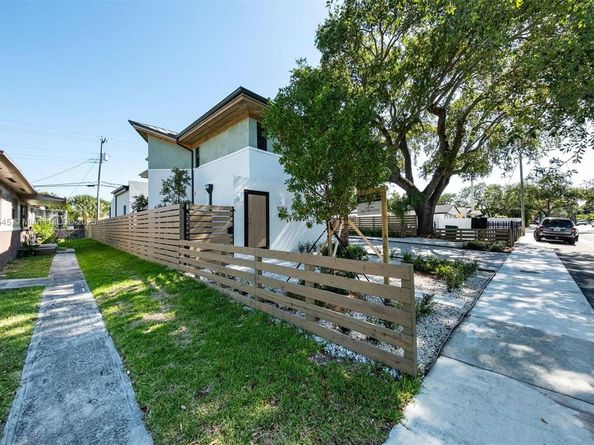 1076 NW 55th St, Miami FL 33127
