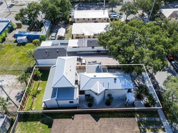 1076 NW 55th St, Miami FL 33127
