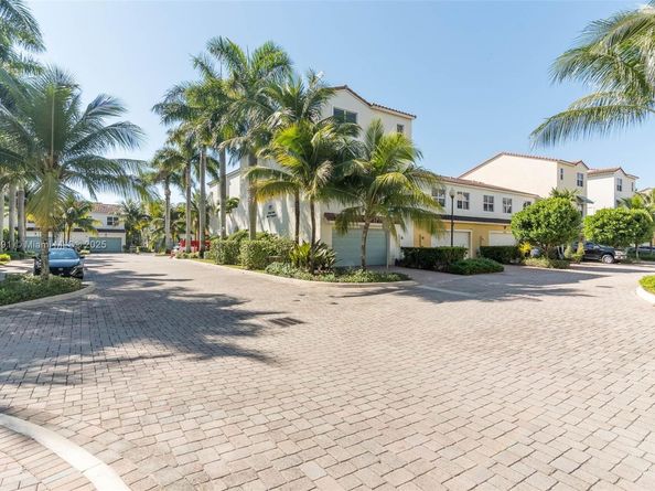 12448 NW 17th Mnr, Pembroke Pines FL 33028