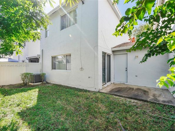 6004 Red Plum Ct, Tamarac FL 33321