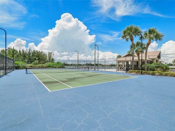 6004 Red Plum Ct, Tamarac FL 33321