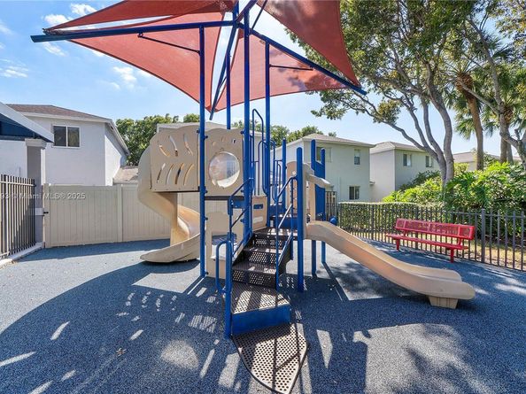 6004 Red Plum Ct, Tamarac FL 33321