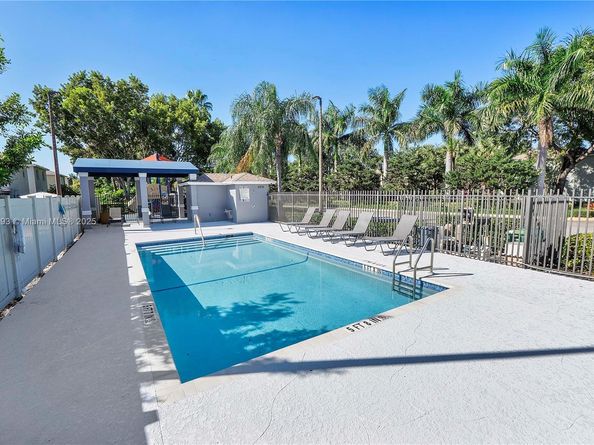 6004 Red Plum Ct, Tamarac FL 33321