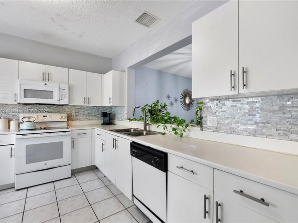 6004 Red Plum Ct, Tamarac FL 33321