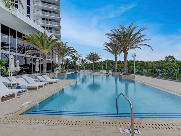 16385 Biscayne Blvd 1219, North Miami Beach FL 33160