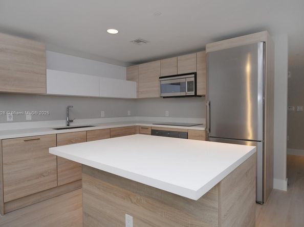 16385 Biscayne Blvd 1219, North Miami Beach FL 33160