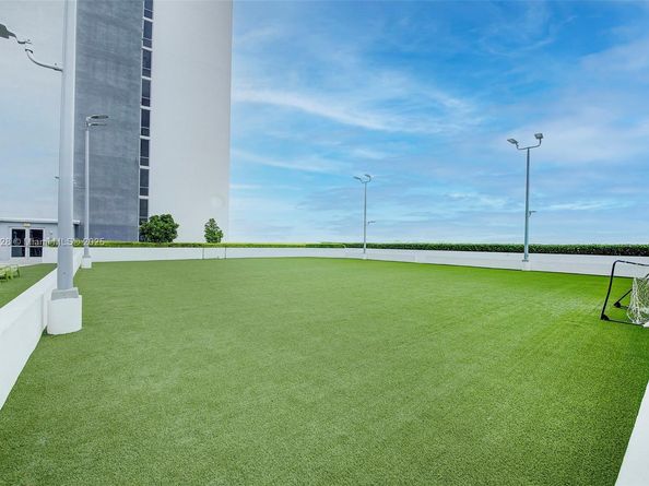 16385 Biscayne Blvd 1219, North Miami Beach FL 33160