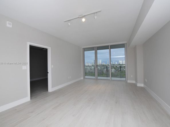 16385 Biscayne Blvd 1219, North Miami Beach FL 33160