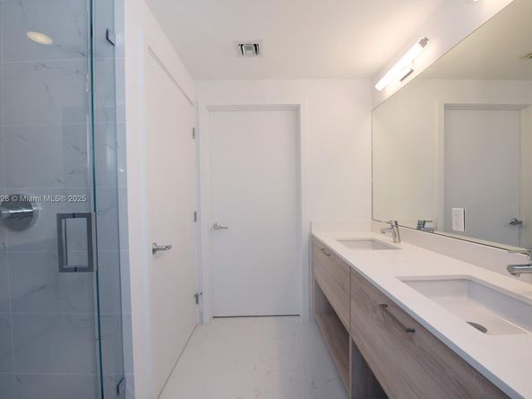 16385 Biscayne Blvd 1219, North Miami Beach FL 33160