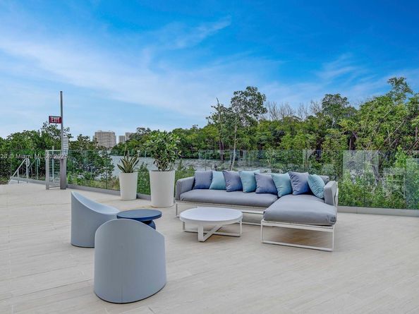 16385 Biscayne Blvd 1219, North Miami Beach FL 33160