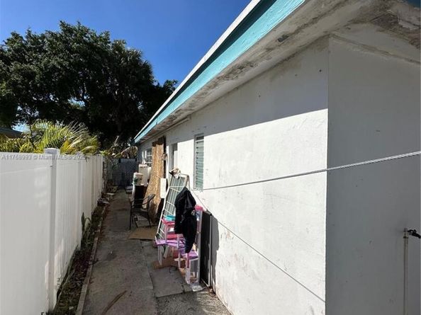 565 NE 32nd St, Oakland Park FL 33334