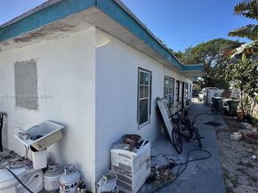565 NE 32nd St, Oakland Park FL 33334