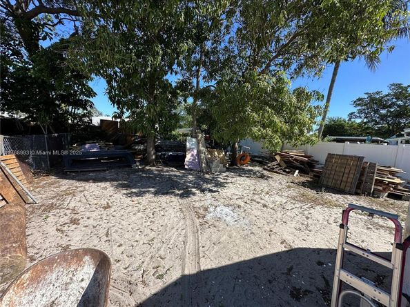 565 NE 32nd St, Oakland Park FL 33334