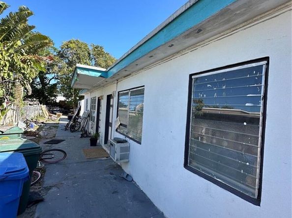 565 NE 32nd St, Oakland Park FL 33334
