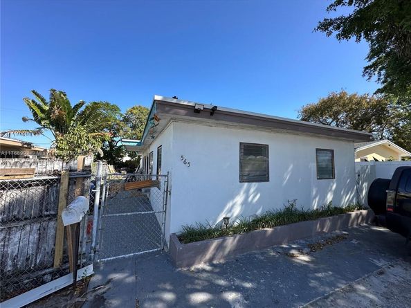 565 NE 32nd St, Oakland Park FL 33334