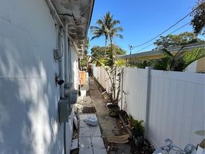 565 NE 32nd St, Oakland Park FL 33334