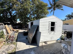 565 NE 32nd St, Oakland Park FL 33334