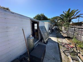 565 NE 32nd St, Oakland Park FL 33334