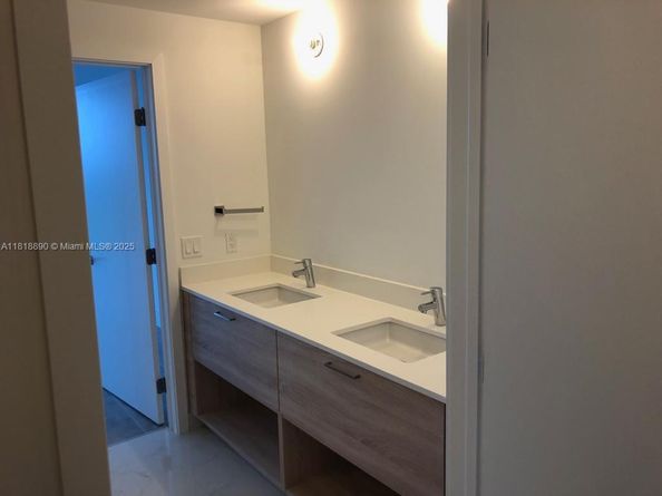 16385 Biscayne Blvd 1005, North Miami Beach FL 33160