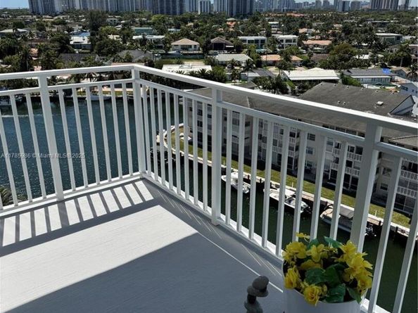 427 Golden Isles Dr 11J, Hallandale Beach FL 33009