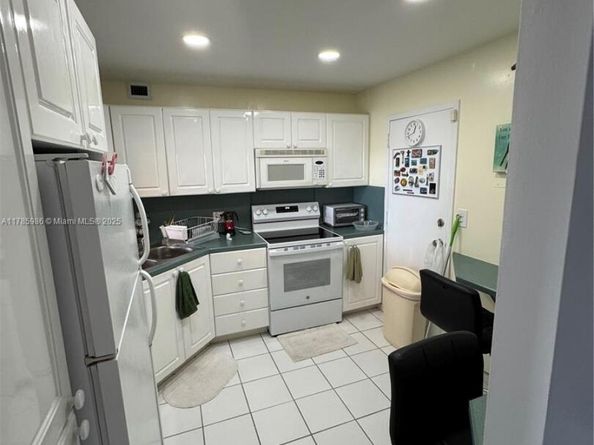 427 Golden Isles Dr 11J, Hallandale Beach FL 33009