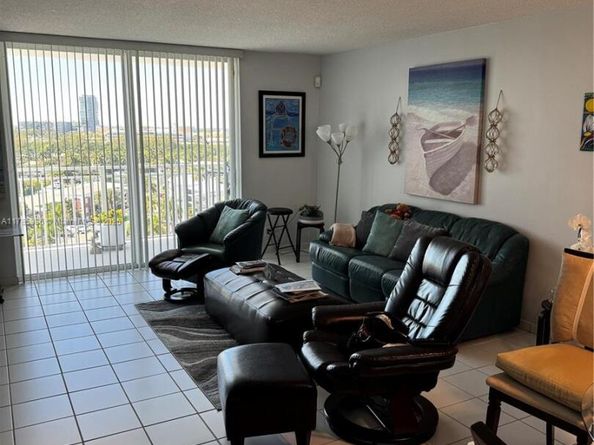 427 Golden Isles Dr 11J, Hallandale Beach FL 33009