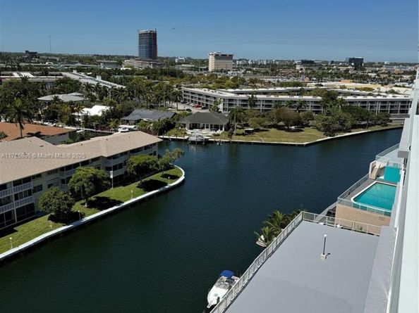 427 Golden Isles Dr 11J, Hallandale Beach FL 33009