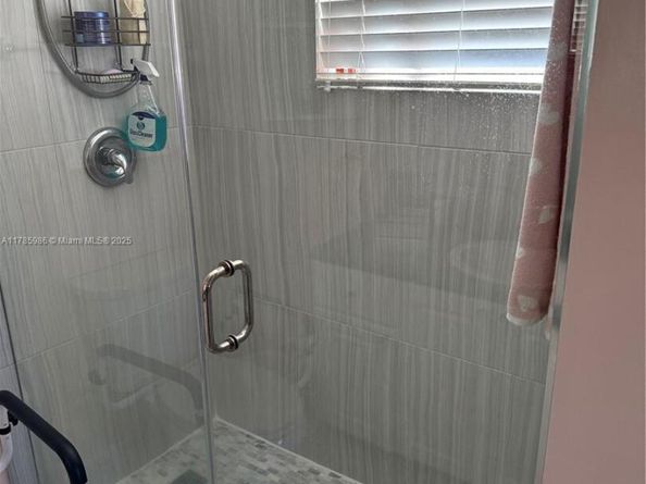 427 Golden Isles Dr 11J, Hallandale Beach FL 33009