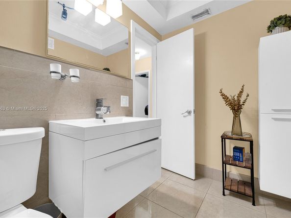 801 NW 203rd St, Miami Gardens FL 33169